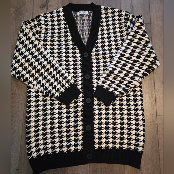 Brunette The Label - The Houndstooth Knit Cardigan - Size Sm/Med - Picture 4 of 7